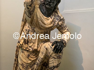 Archaeological National museum Farnese Collection - Barbarian knelt - Marble nero antico and pavonazzetto | Andrea Jemolo