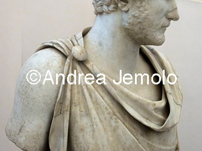 Museo Archeologico Nazionale Collezione Farnese - Adriano con busto clamidato | Andrea Jemolo