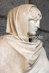 Archaeological National museum Farnese Collection - Aphrodite Sosandra - Detail | Andrea Jemolo