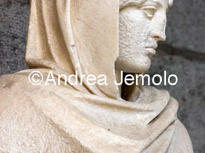 Archaeological National museum Farnese Collection - Aphrodite Sosandra - Detail | Andrea Jemolo